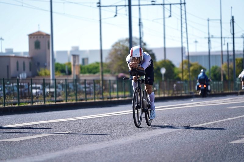 De frente, em posição aero, no IRONMAN Cascais